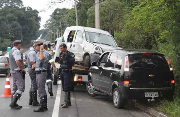 Quatro homens vinham de Bragança Paulista e fugiam pela rodovia Romildo Prado, quando colidiram contra um utilitário (Maria Novaes /Rede Folha Notícias)