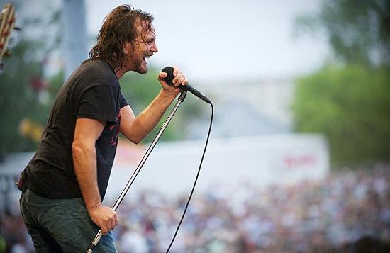 Eddie Vedder, vocalista da banda Pearl Jam se apresenta no Festival (Divulgação)