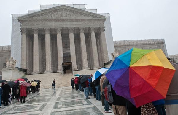 Manifestantes se reúnem em frente à Suprema Corte nos EUA para acompanhar debate sobre o casamento gay (France Press)