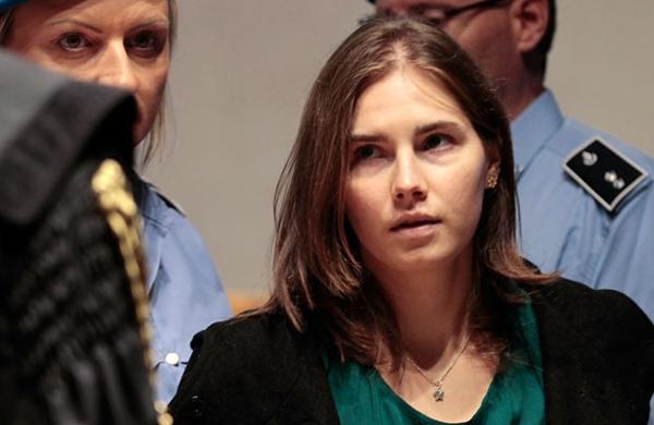 Amanda Knox foi presa pela polícia italiana suspeita de participar do homicídio de sua colega de quarto (France Press)