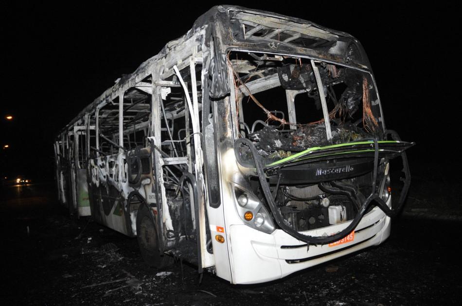 Ataque deixou ônibus completamente destruído em Ribeirão (Sérgio Masson/AAN)