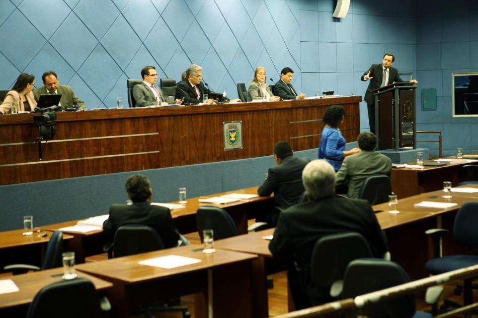 O vereador Artur Orsi na tribuna: tucano vai buscar mais informações sobre alterações (Rodrigo Zanotto/Especial para AAN )