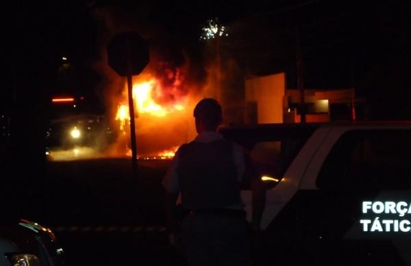 Primeiro ônibus foi incendiado no início da noite, na Rua Vila Bela. (Luís Augusto/Gazeta de Ribeirão)