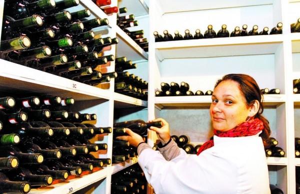A enóloga Marite Carlin Dal?Osto diz que o Primeira Estrada, vinho feito com a produção invertida da uva syrah, já é um dos melhores do País ( Gustavo Tilio/Especial para a AAN)