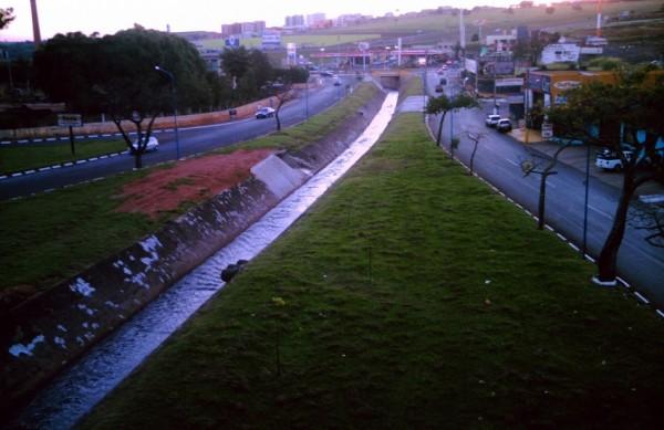 Na fuga, deixou vários objetos pelo caminho e pulou no Córrego dos Bagres (Renê Moreira/ AAN )