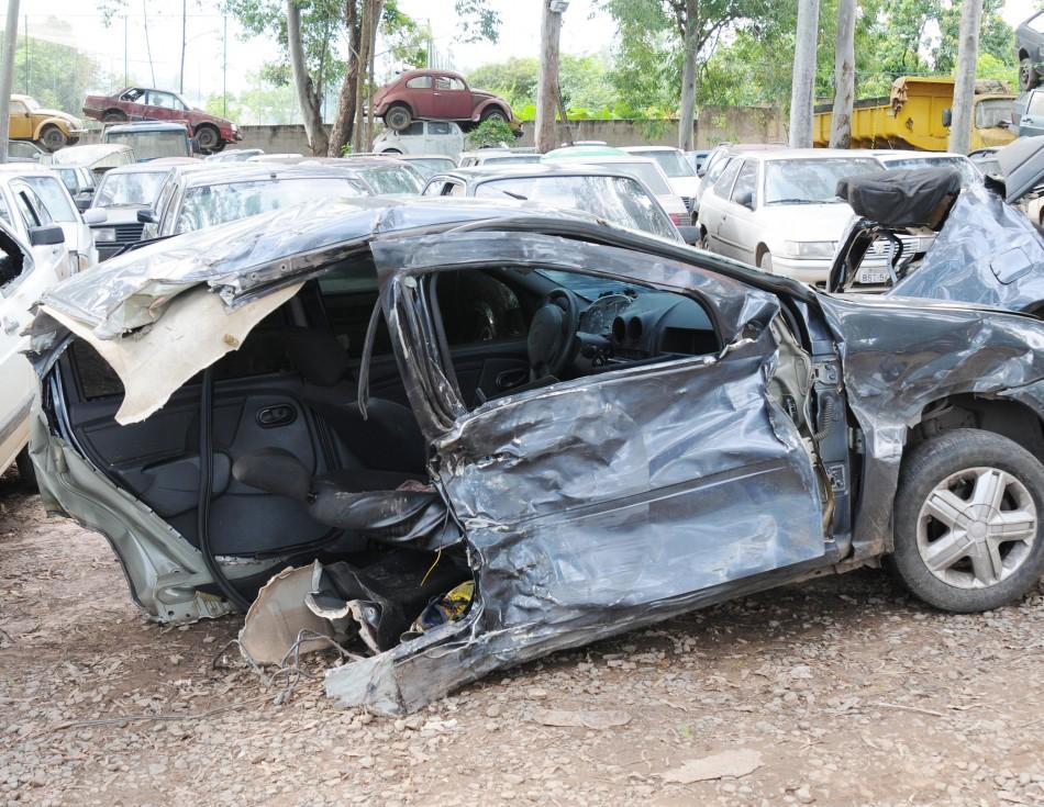 Carro em que estava Hélio Lopes de Souza ficou destruído (Antonio Trivelin/AAN)