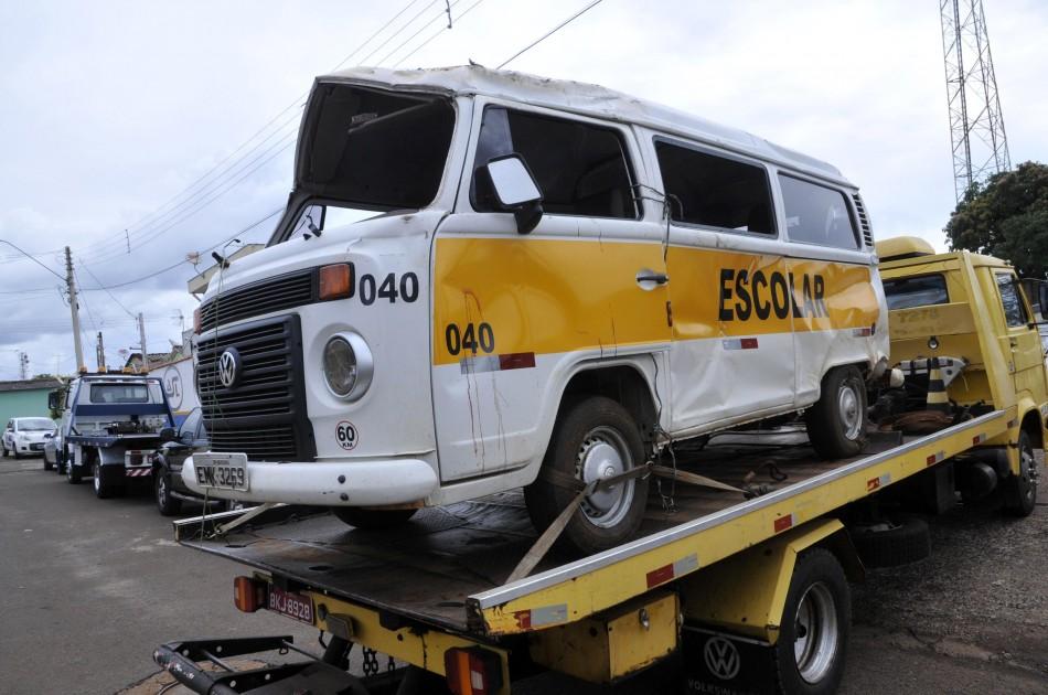 Kombi do transporte escolar precisou ser guinchado (Sérgio Masson/AAN)