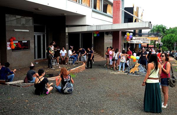 Moradores protestam comemorando reforma atrasada (Thiago Berton/Foto do Leitor)