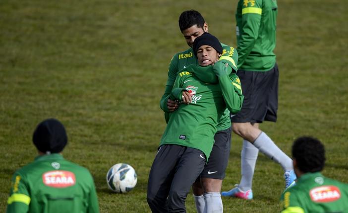 Hulk brinca com Neymar e aplica uma gravata no companheiro de seleção (France Press)