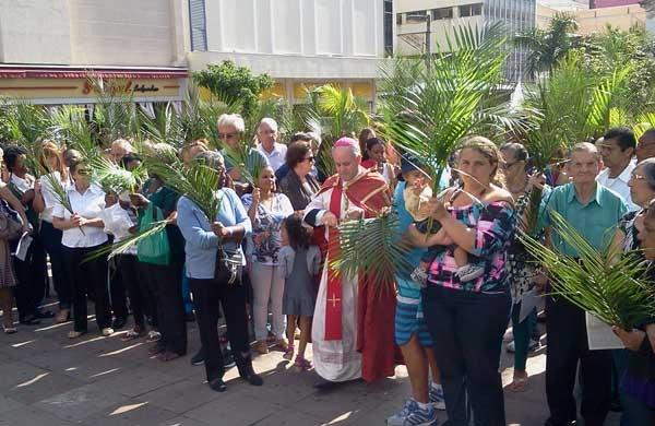 Procissão antecedeu a missa do Domingo de Ramos (Shana Pereira/Correio.rac.com)