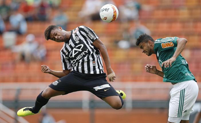 O santista André tenta cabecear, marcado por Maurício Ramos (Piervi Fonseca/AE)