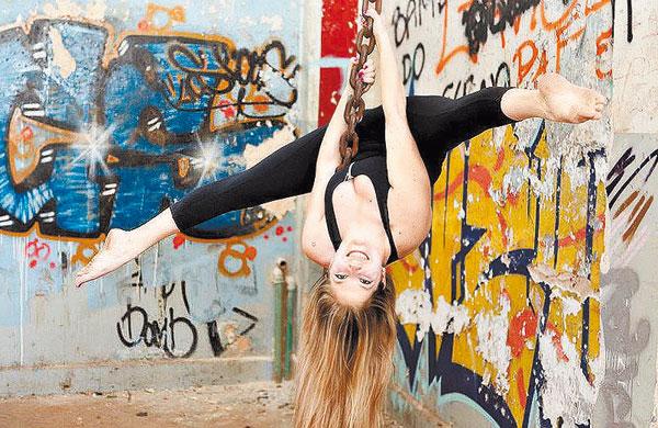 Kessie Bianco deixou a profissão de produtora de TV para se tornar professora de pole dance em escola própria (Divulgação)
