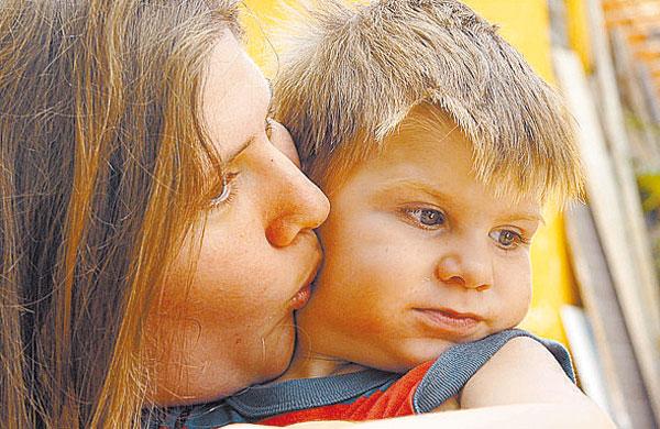 Bruna beija o filho Juan: cirurgia definitiva tem prazo para ser feita (Cedoc/AAN)