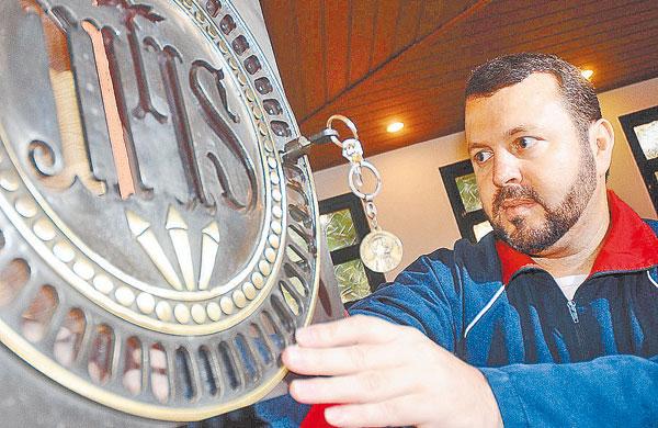 O diácono Reginaldo Sarto na capela no Centro Inaciano: sacrário decorado com símbolo da ordem  (Érica Dezonne/AAN)