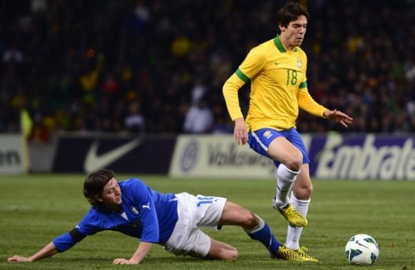Jogador italiano dá carrinho em disputa de bola com Kaká no jogo amistoso entre Brasil e Itália (France Press)