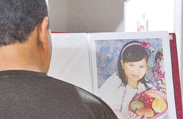 José Barbosa mostra a foto da filha Giovana, de 5 anos, desaparecida (Leandro Ferreira/AAN)