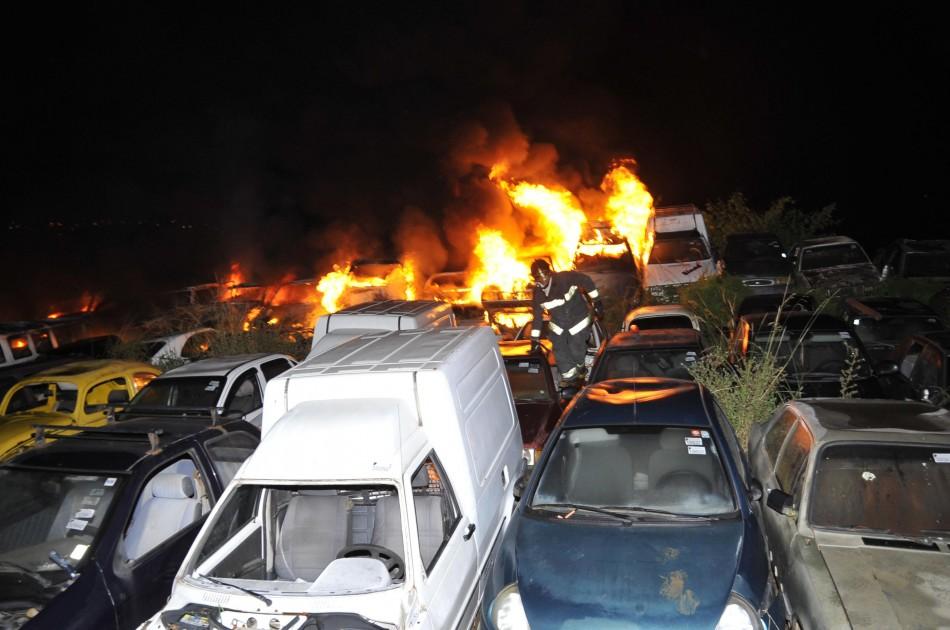 Bombeiro tenta passar entre os carros durante o incêndio (Ana Polastri/Tribuna de Indaiá)