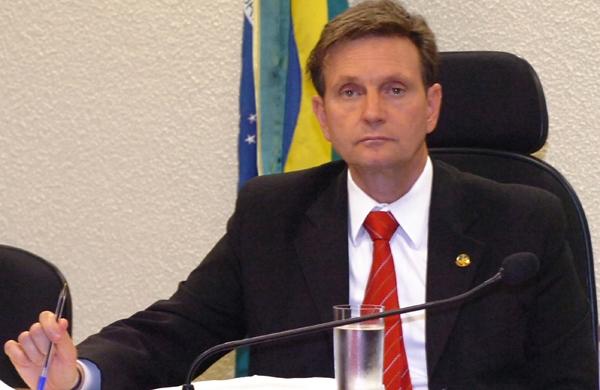 Ministro da Pesca, Marcelo Crivella (PRB) disse que ajuda para os pobres aumenta o dízimo para a Igreja (Agência Brasil)