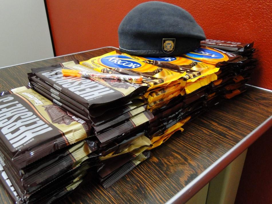 Ao todo, 74 barras de chocolate foram apreendidas pela GM (GM/Divulgação)