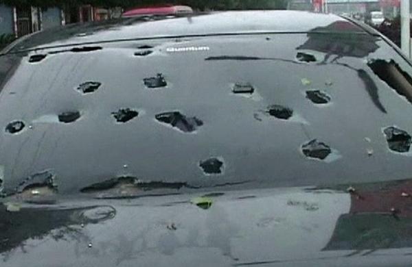 Imagem mostra carro com vidro destruído após passagem de tempestade de gelo na China (Reprodução/BBC)
