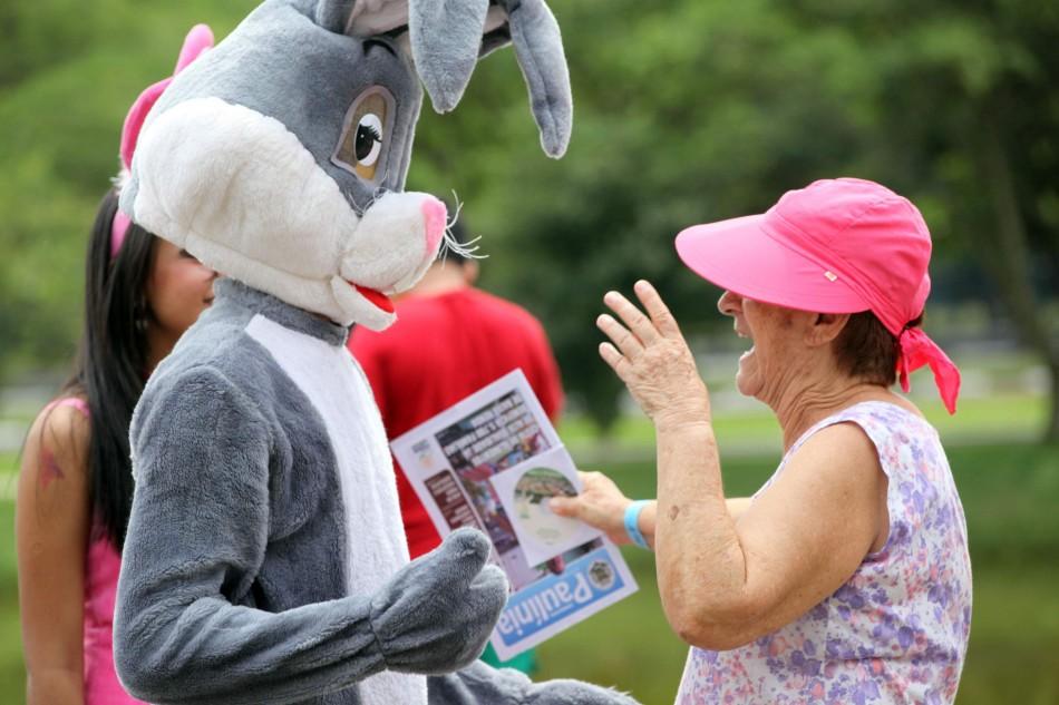 Idosa cumprimenta o Coelhinho da Páscoa em Paulínia (Divulgação)