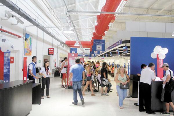 Rapaz esteve na unidade local do Poupatempo para revalidar o documento (Cedoc/RAC)