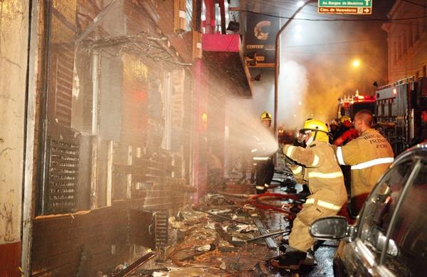 Bombeiros tentam controlar chamas de boate no Rio Grande do Sul (Germano Roratto/Agência Estado)