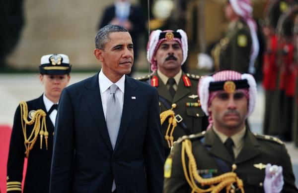 Presidente dos Estados Unidos durante revista às tropas em Amman, capital da Jordânia (France Press)