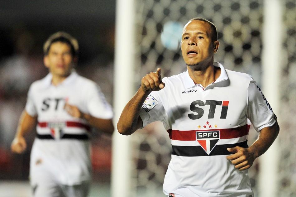 Luis Fabiano comemora o gol da virada do São Paulo sobre o The Strongest (Nelson Almeida/France Press)