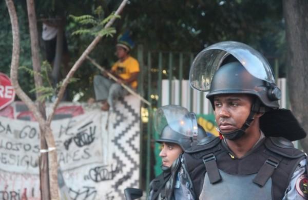 Policiais do Batalhão de Choque cercam desde a madrugada o prédio (Agência Brasil )