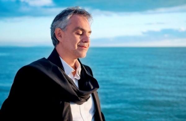 O cantor Andrea Bocelli no encarte de seu CD "Passione" (Divulgação)