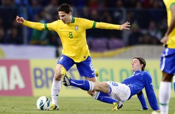 Hernanes, do Brasil, tenta escapar da marcação de Montolivo, da Itália: tudo igual em Genebra (France Press)
