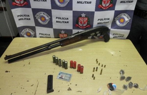 Arma, munições e drogas foram encontrados dentro do quarto do rapaz  (Divulgação/PM )