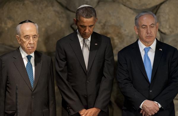 Obama ladeado por Shimon Peres e Benjamin Netanyahu em Israel (France Press)
