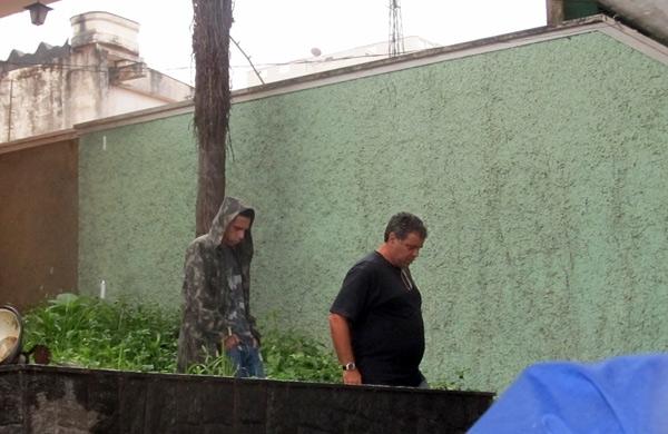 Udson deixa a delegacia de Limeira após ter pago fiança; à noite ele foi preso novamente (Carlos Gomide/Jornal de Limeira)