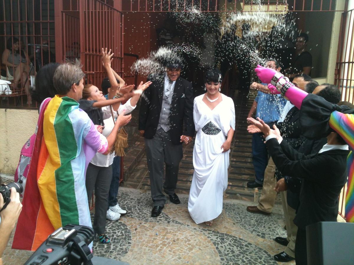 Convidados comemoram casamento com chuva de arroz em casal homossexual  (Douglas Fonseco/Correio.com.br)