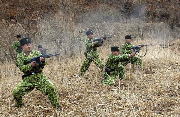 Soldados norte-coreanos executam treinamento para possível combate em terra (France Press)