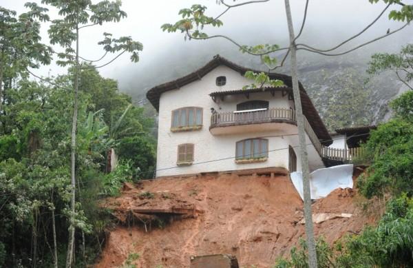 Subiu para 28 o número de mortos em decorrência dos temporais na cidade de Petrópolis, na região serrana do Rio (Agência Brasil)