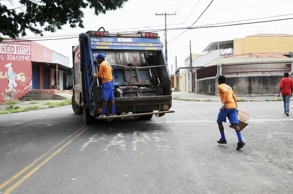 Funcionário da Tecam recolhe lixo em rua da cidade: renovação (Cedoc/RAC)