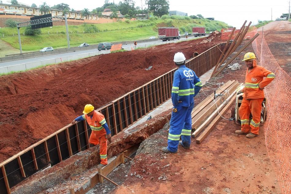 Operários nas obras de construção de marginais na Rodovia D. Pedro I, parte de um acordo firmado em 2008 com o MP: polêmica sobre reabertura de acesso após as obras (Leandro Ferreira/AAN)