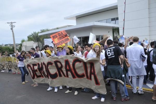 Governador enfrentou protestos na porta da FAAP, na Zona Sul de Ribeirão (Sérgio Masson/AAN)