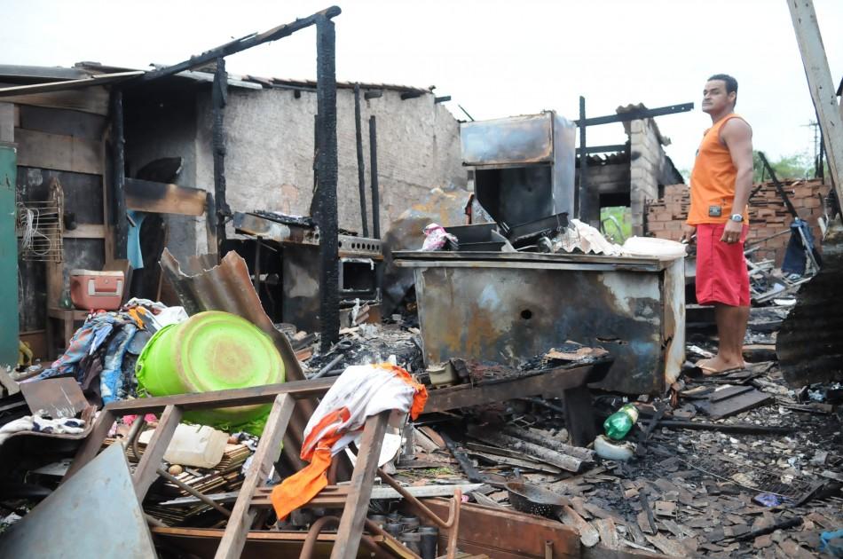 Incêndio destruiu dois barracos na Avenida Um, no Jardim Rosália, em Campinas (Edu Fortes/AAN)
