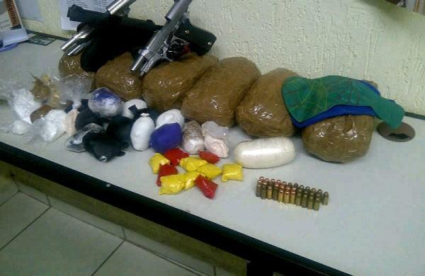 A polícia encontrou na casa da família sete quilos de cocaína e meio quilo de crack, escondidos em bexigas, além de três pistolas (Divulgação)