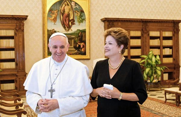  Dilma respondeu para um jornalista argentina: "vocês tem muita sorte. Mas, como dizemos no Brasil, o papa é argentino, mas Deus é brasileiro". (Agência Brasil)