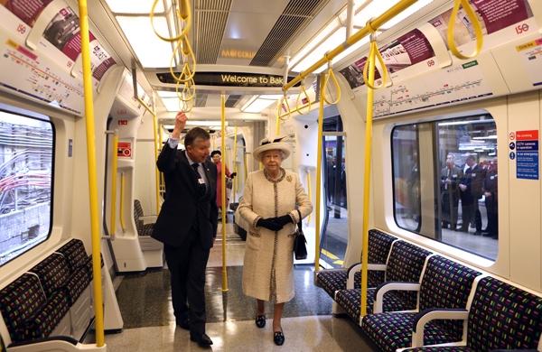 Rainha Elizabeth visita metrô na famosa Rua Baker Street, em Londres (France Press)