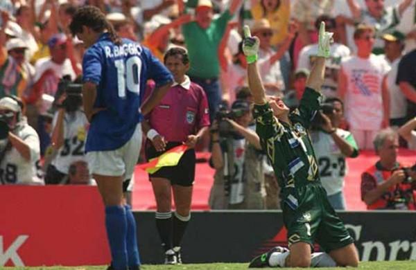 Taffarel comemora título ao lado de Roberto Baggio que perdeu o penalti decisivo na Copa de 1994 (Divulgação)