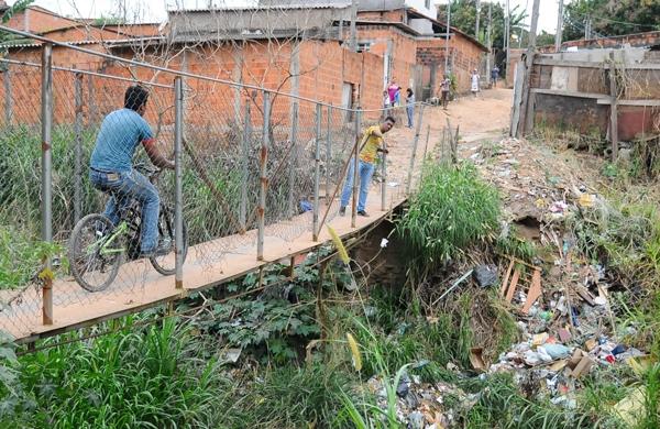 Tela de proteção improvisada tinha um buraco; população denuncia abandono (Érica Dezonne/AAN)