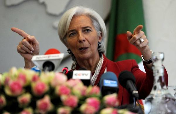 Christine Lagarde gesticula durante coletiva de imprensa na Argelia (France Press)