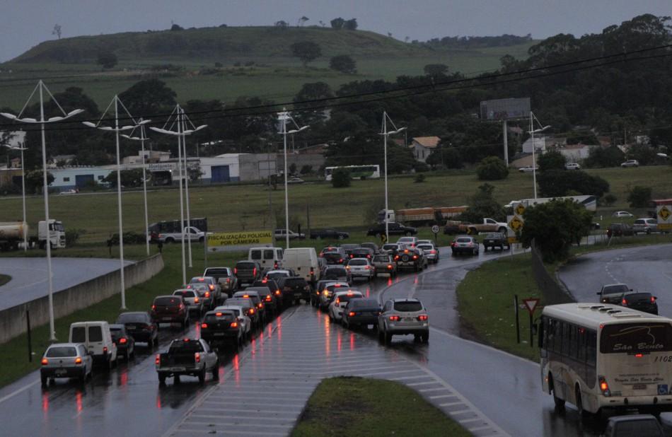 Rotatória que liga três rodovias tem trânsito complicado todos os dias (Sérgio Masson/AAN)