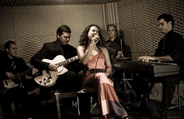 A cantora brasileira de MPB Martina Marana e seu quinteto (Divulgação)